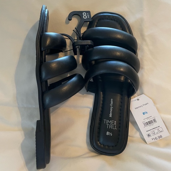 3 Pair Sandals 8.5 - Picture 5 of 8